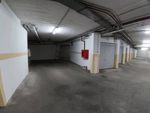 Garagem subterrânea de 34,15 m² no centro do Montijo