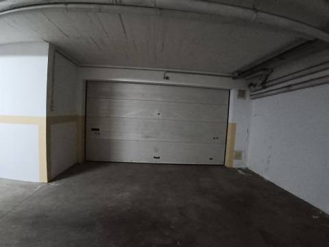 Garagem subterrânea de 34,15 m² no centro do Montijo