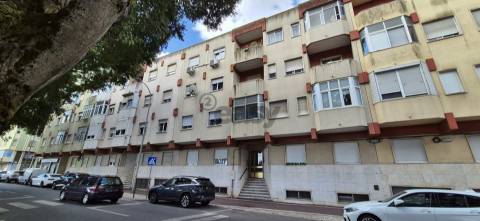 T2 na Reboleira remodelado, mobilado e equipado