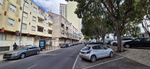 T2 na Reboleira remodelado, mobilado e equipado