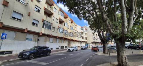 T2 na Reboleira remodelado, mobilado e equipado