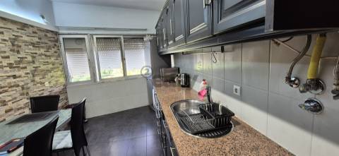 T2 na Reboleira remodelado, mobilado e equipado