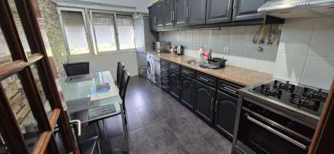 T2 na Reboleira remodelado, mobilado e equipado