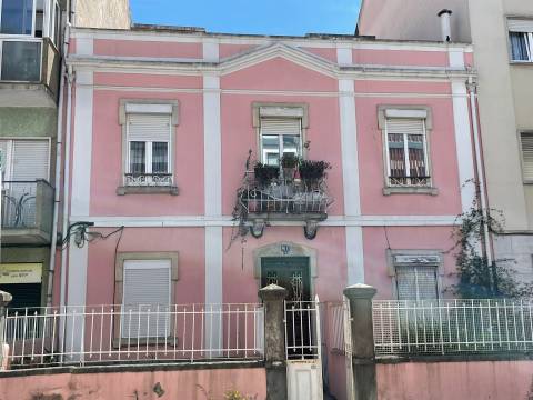 Apartamento T2 com quintal de 40m² a 400m do Metro Amadora