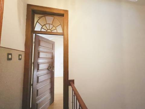 Apartamento T2 com quintal de 40m² a 400m do Metro Amadora