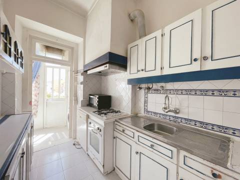 Apartamento T2 com quintal de 40m² a 400m do Metro Amadora