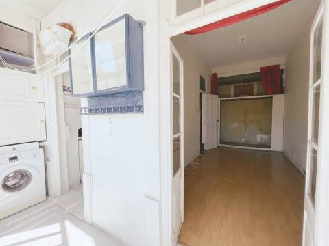 Apartamento T2 com quintal de 40m² a 400m do Metro Amadora