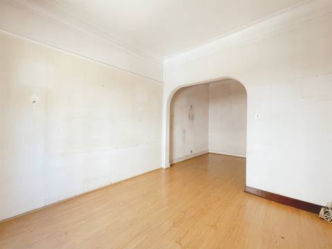 Apartamento T2 com quintal de 40m² a 400m do Metro Amadora