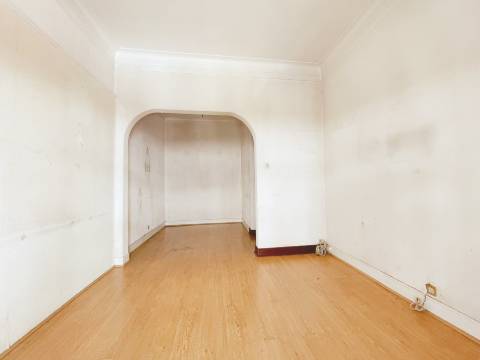 Apartamento T2 com quintal de 40m² a 400m do Metro Amadora