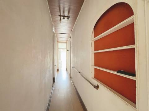 Apartamento T2 com quintal de 40m² a 400m do Metro Amadora