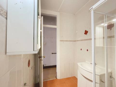 Apartamento T2 com quintal de 40m² a 400m do Metro Amadora