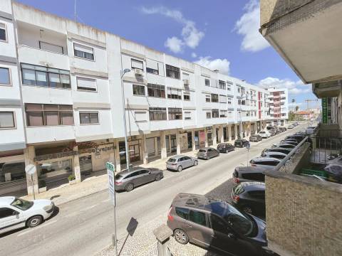 Apartamento T2 com quintal de 40m² a 400m do Metro Amadora