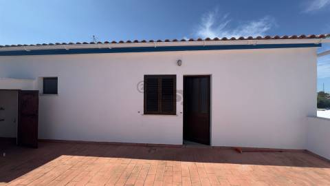 Moradia R/C e 1º andar, T2 com Comércio + Logradouro, Garagem e Terraço, Castro Verde