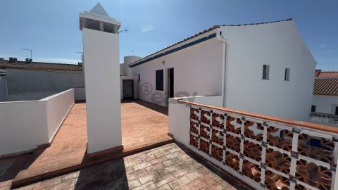 Moradia R/C e 1º andar, T2 com Comércio + Logradouro, Garagem e Terraço, Castro Verde