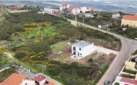 Terreno disponível para arrendamento numa zona em processo de AUGI, junto ao Bairro do Malhapão.
