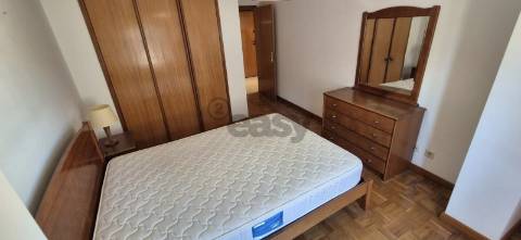 T1 em Gaia com parqueamento e varanda