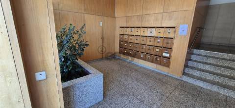 T1 em Gaia com parqueamento e varanda