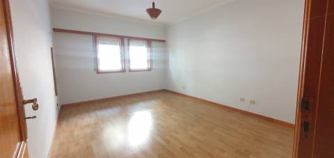 Apartamento T3 na Cavaleira - 1 lugar de parqueamento