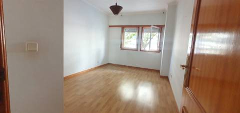 Apartamento T3 na Cavaleira - 1 lugar de parqueamento