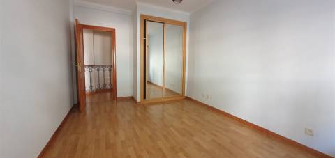 Apartamento T3 na Cavaleira - 1 lugar de parqueamento