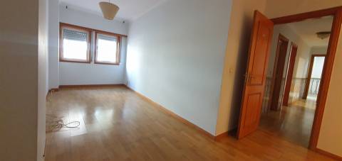 Apartamento T3 na Cavaleira - 1 lugar de parqueamento