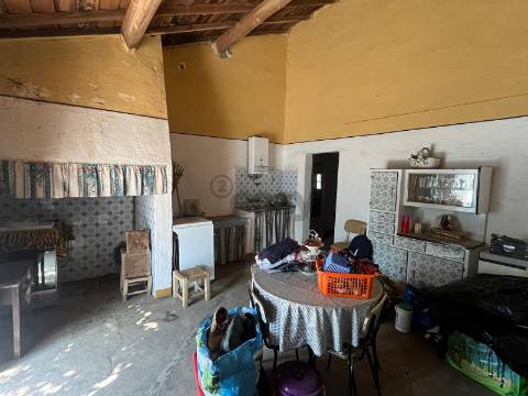 Moradia típica T2 com Quintal, São Mateus, Montemor-o-Novo
