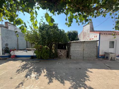 Moradia típica T2 com Quintal, São Mateus, Montemor-o-Novo