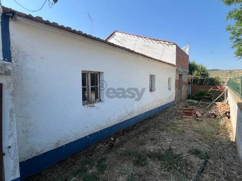 Moradia típica T2 com Quintal, São Mateus, Montemor-o-Novo