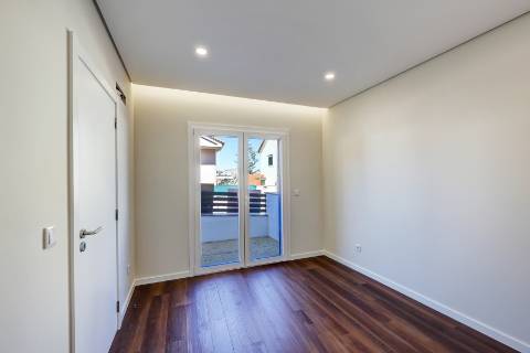 Moradia T4 com piscina em Odivelas