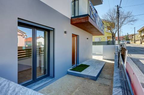 Moradia T4 com piscina em Odivelas
