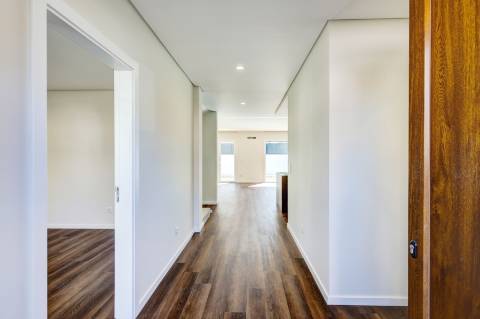 Moradia T4 com piscina em Odivelas