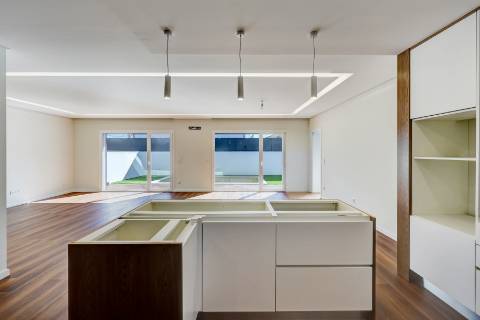 Moradia T4 com piscina em Odivelas