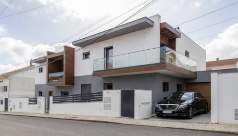 Moradia T4 com piscina em Odivelas