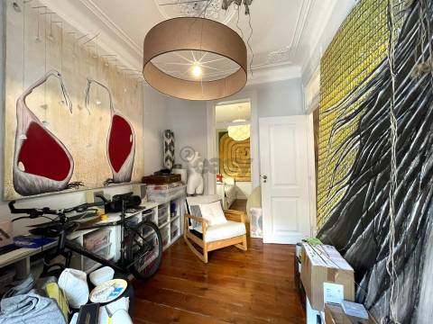 Oportunidade de Investimento: Apartamento Histórico com Alto Potencial para Arrendamento de Quartos