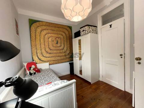 Oportunidade de Investimento: Apartamento Histórico com Alto Potencial para Arrendamento de Quartos