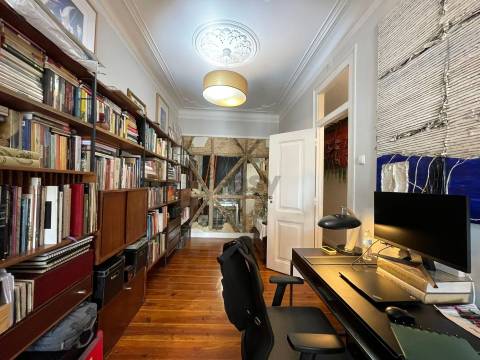 Oportunidade de Investimento: Apartamento Histórico com Alto Potencial para Arrendamento de Quartos