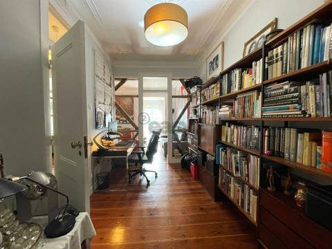 Oportunidade de Investimento: Apartamento Histórico com Alto Potencial para Arrendamento de Quartos