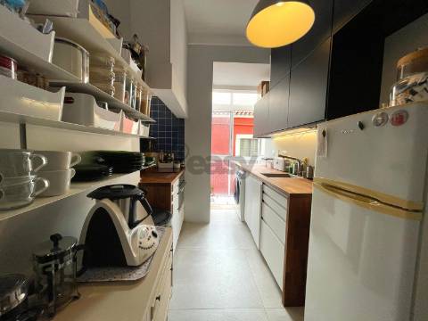 Oportunidade de Investimento: Apartamento Histórico com Alto Potencial para Arrendamento de Quartos