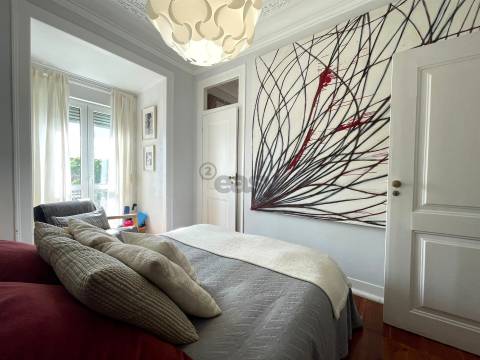 Na Av 24 de Julho, um Apartamento renovado e encantador no Centro de Lisboa