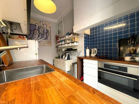 Na Av 24 de Julho, um Apartamento renovado e encantador no Centro de Lisboa