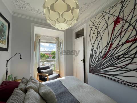 Na Av 24 de Julho, um Apartamento renovado e encantador no Centro de Lisboa