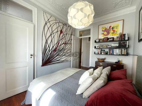 Na Av 24 de Julho, um Apartamento renovado e encantador no Centro de Lisboa