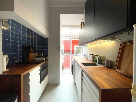 Na Av 24 de Julho, um Apartamento renovado e encantador no Centro de Lisboa