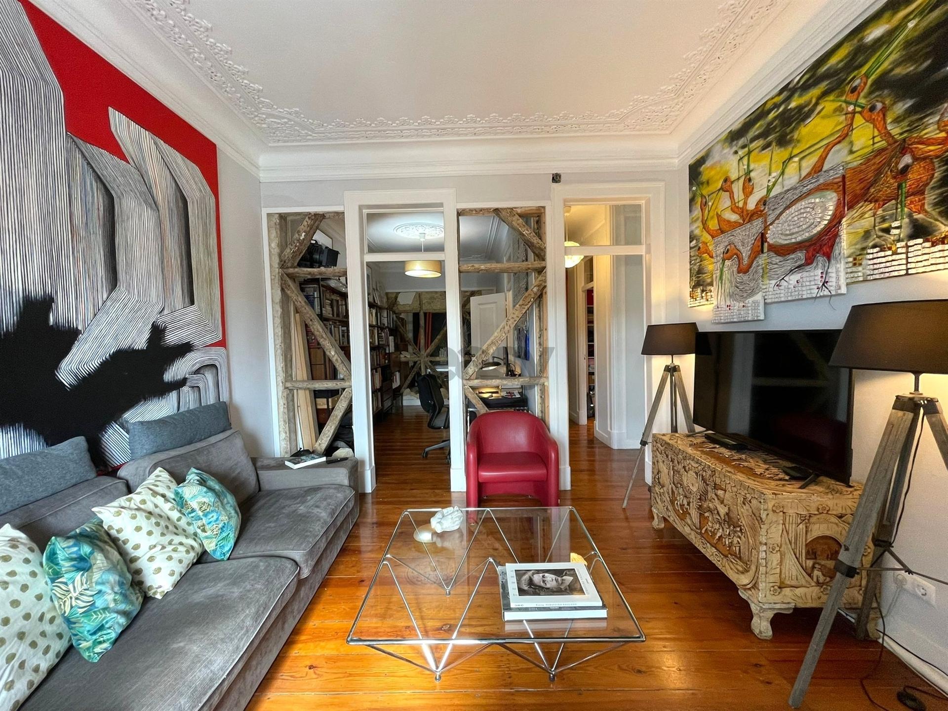 Na Av 24 de Julho, um Apartamento renovado e encantador no Centro de Lisboa