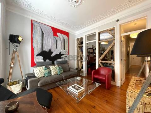 Na Av 24 de Julho, um Apartamento renovado e encantador no Centro de Lisboa