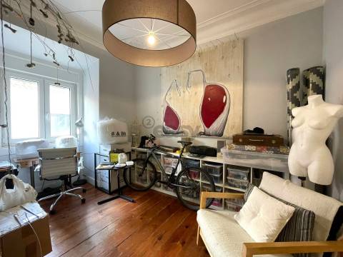 Na Av 24 de Julho, um Apartamento renovado e encantador no Centro de Lisboa