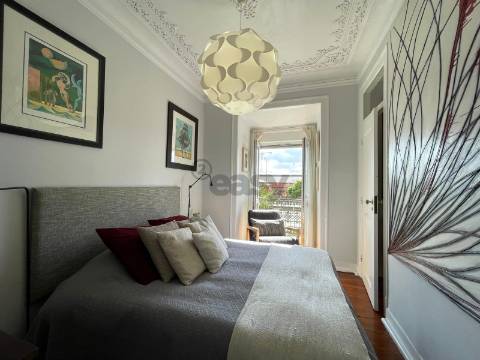 Na Av 24 de Julho, um Apartamento renovado e encantador no Centro de Lisboa