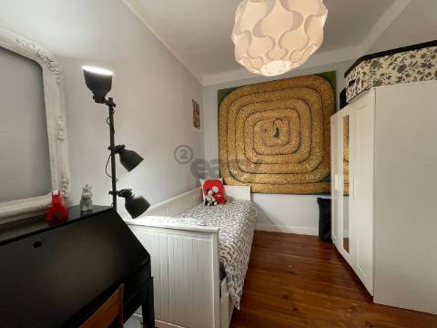 Na Av 24 de Julho, um Apartamento renovado e encantador no Centro de Lisboa