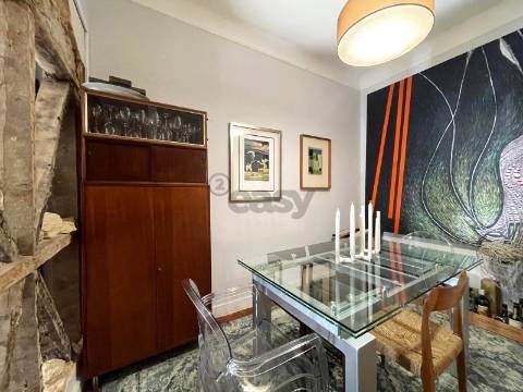 Na Av 24 de Julho, um Apartamento renovado e encantador no Centro de Lisboa