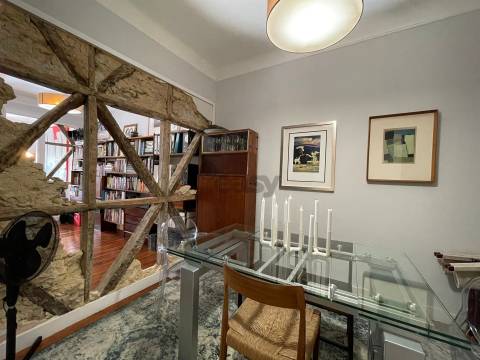 Na Av 24 de Julho, um Apartamento renovado e encantador no Centro de Lisboa